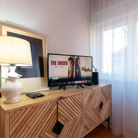 Cozy With Balcony In Center *