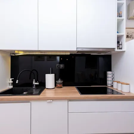 公寓 Cozy With Balcony In Center