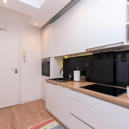 公寓 Cozy With Balcony In Center *