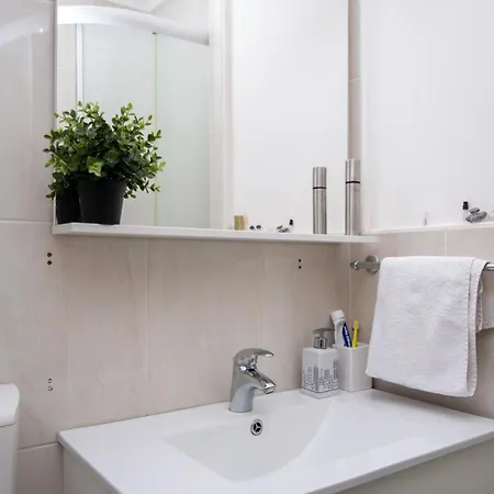 Cozy With Balcony In Center *