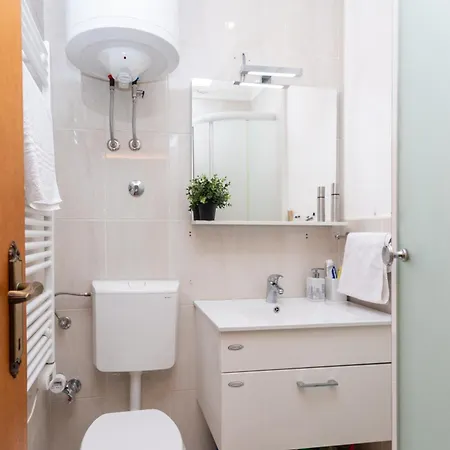 公寓 Cozy With Balcony In Center *