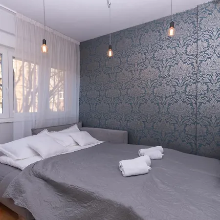 Cozy With Balcony In Center 斯普利特