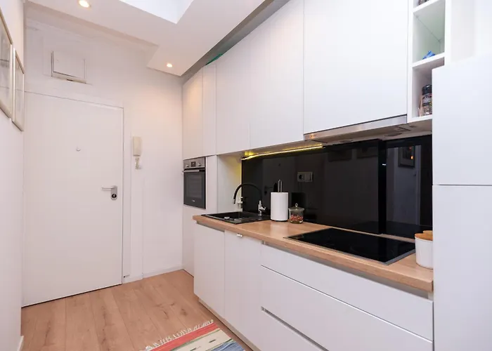 דירה Cozy With Balcony In Center *