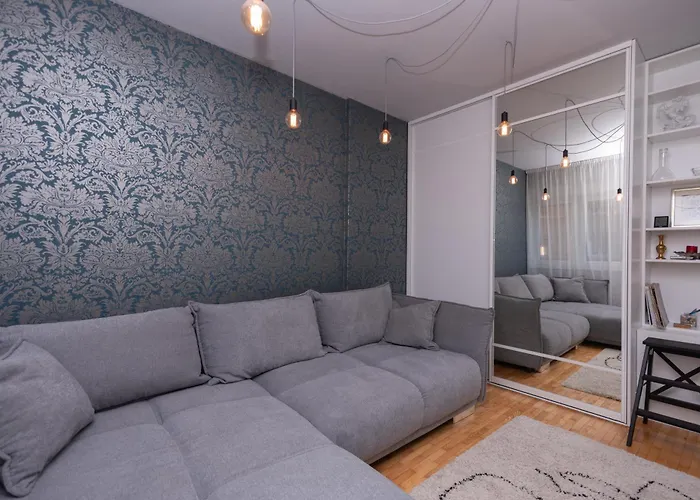 Cozy With Balcony In Center דירה