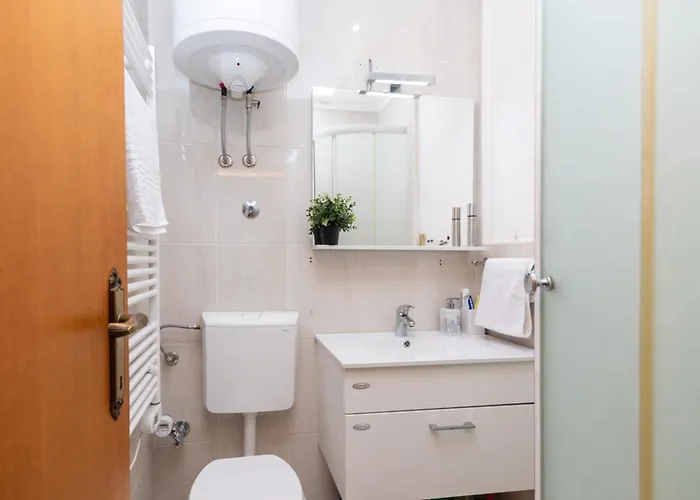 דירה Cozy With Balcony In Center *