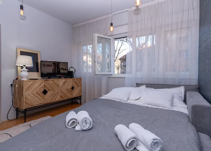 Cozy With Balcony In Center ספליט