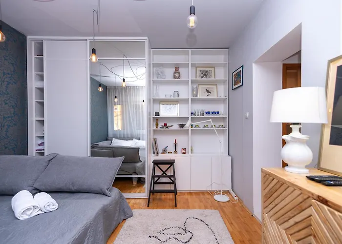 דירה Cozy With Balcony In Center