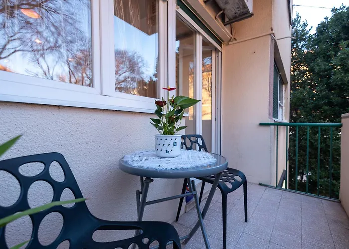 דירה Cozy With Balcony In Center *