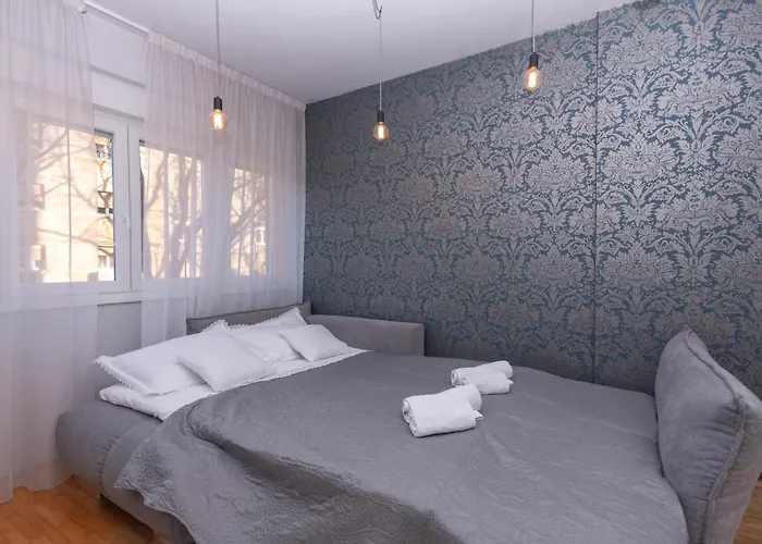 Cozy With Balcony In Center ספליט