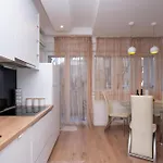 Cozy With Balcony In Center