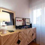 Cozy With Balcony In Center *