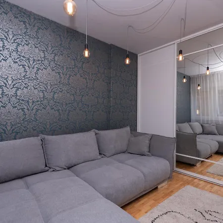 Cozy With Balcony In Center 아파트