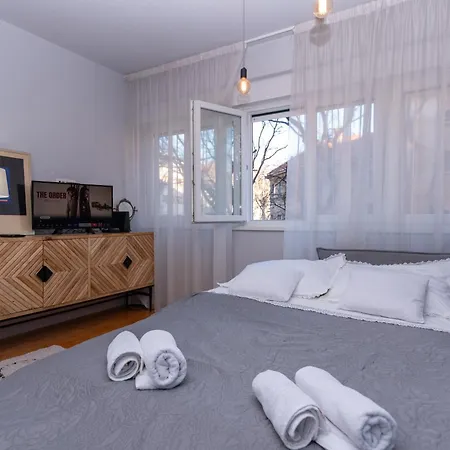 Cozy With Balcony In Center 스플리트