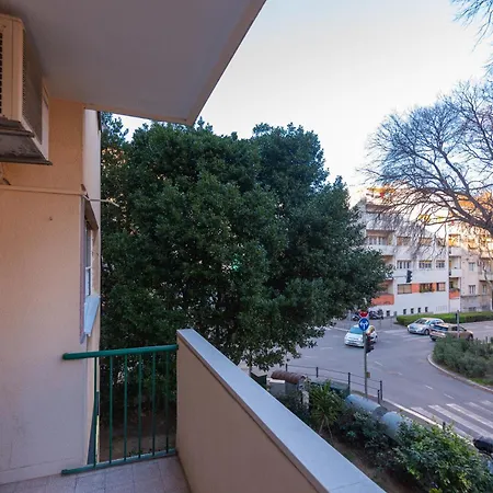 Cozy With Balcony In Center 아파트 *